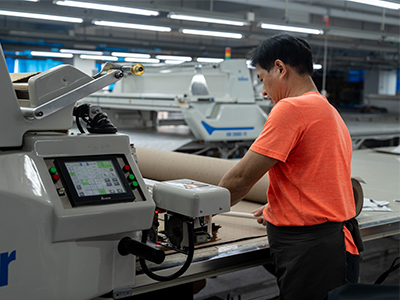 Processus de pose de tissu automatisé pour les grandes commandes de vêtements OEM