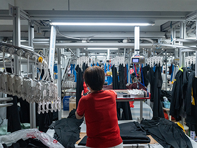 Système intelligent de convoyage suspendu de vêtements